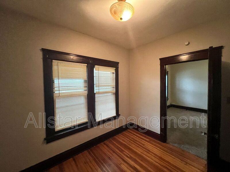 16219 Huntmere Ave #1 - Photo 3 of 18