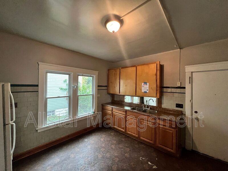 16219 Huntmere Ave #1 - Photo 5 of 18