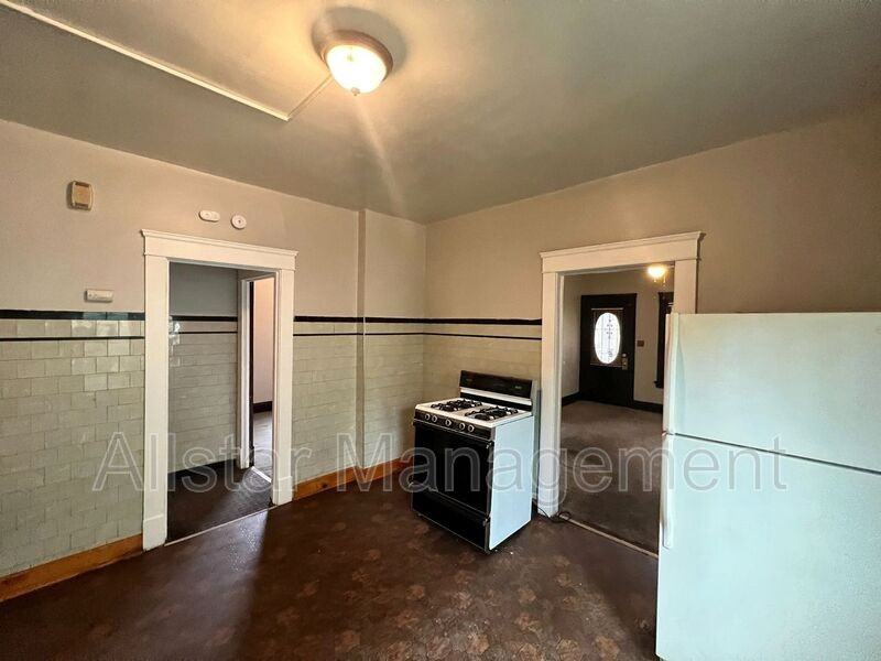 16219 Huntmere Ave #1 - Photo 7 of 18