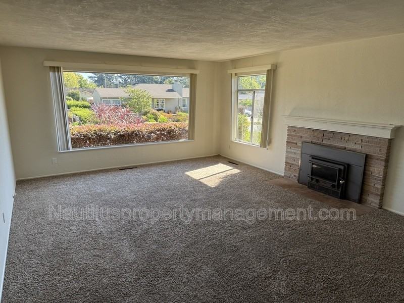 323 Spring St - Photo 3 of 18