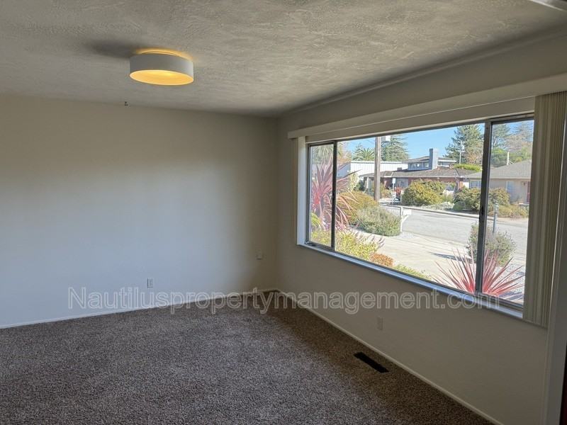 323 Spring St - Photo 5 of 18