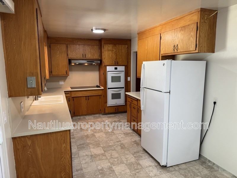 323 Spring St - Photo 7 of 18
