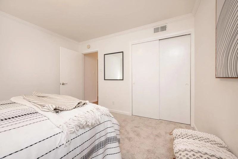 1354 Oakhurst Ave - Photo 5 of 14