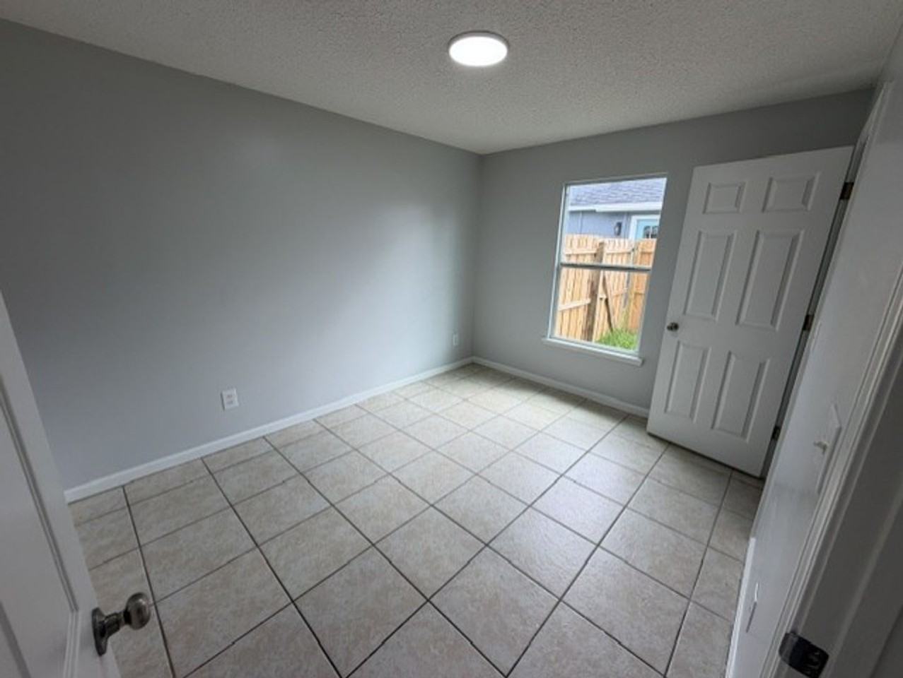 7820 Jasper Ave - Photo 4 of 16