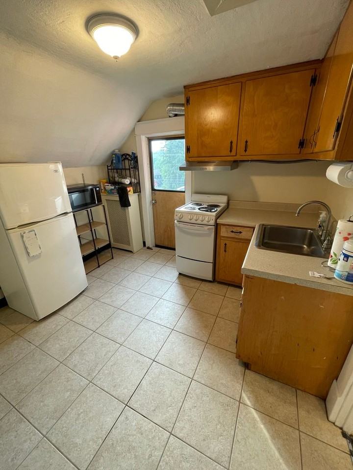 724 W College Ave #3 - Photo 4 of 26