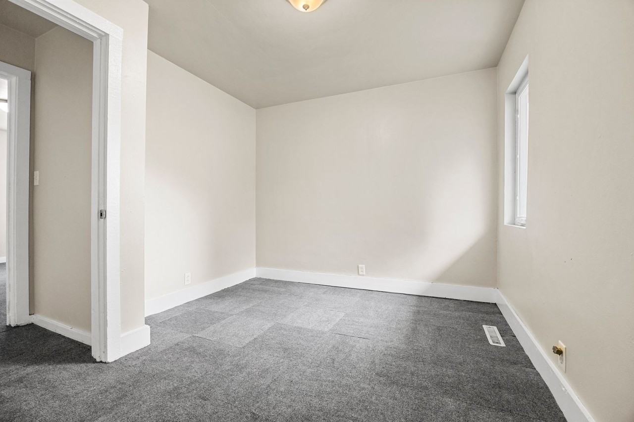918 N Harlan St - Photo 5 of 15
