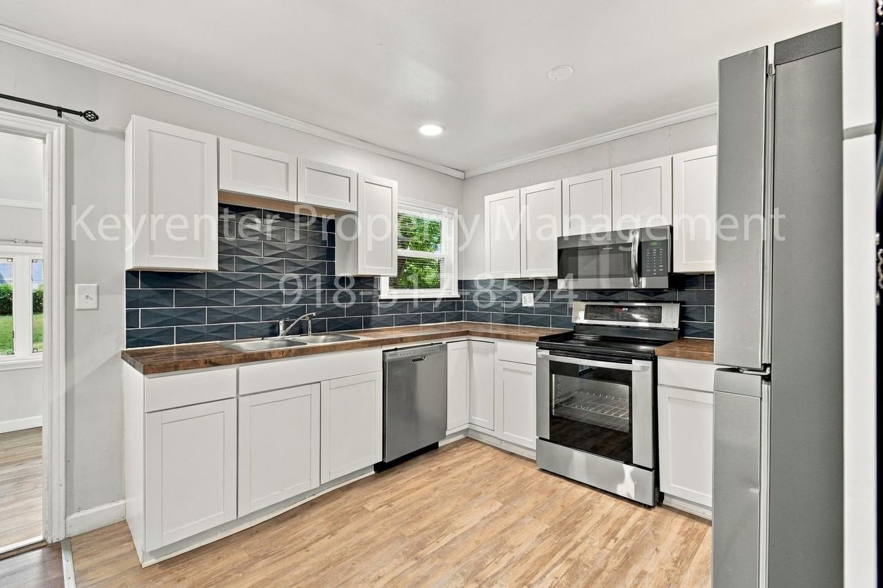 1324 S Erie Ave - Photo 3 of 22