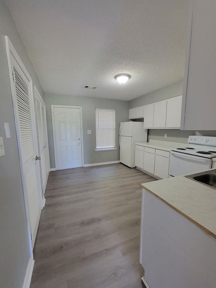 Pinewood Apartments - Photo 5 of 10