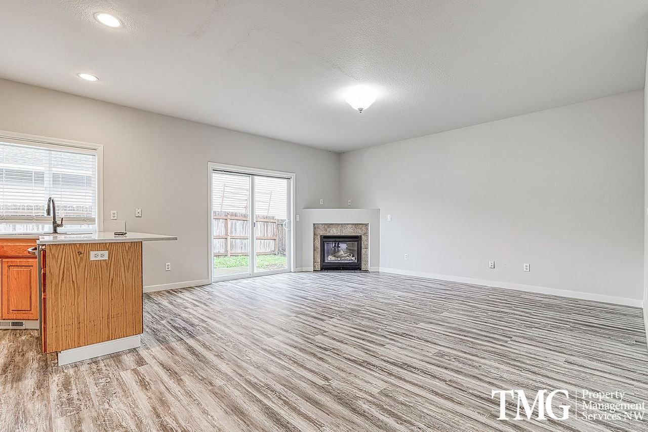 8802 Ne 84th St - Photo 3 of 32