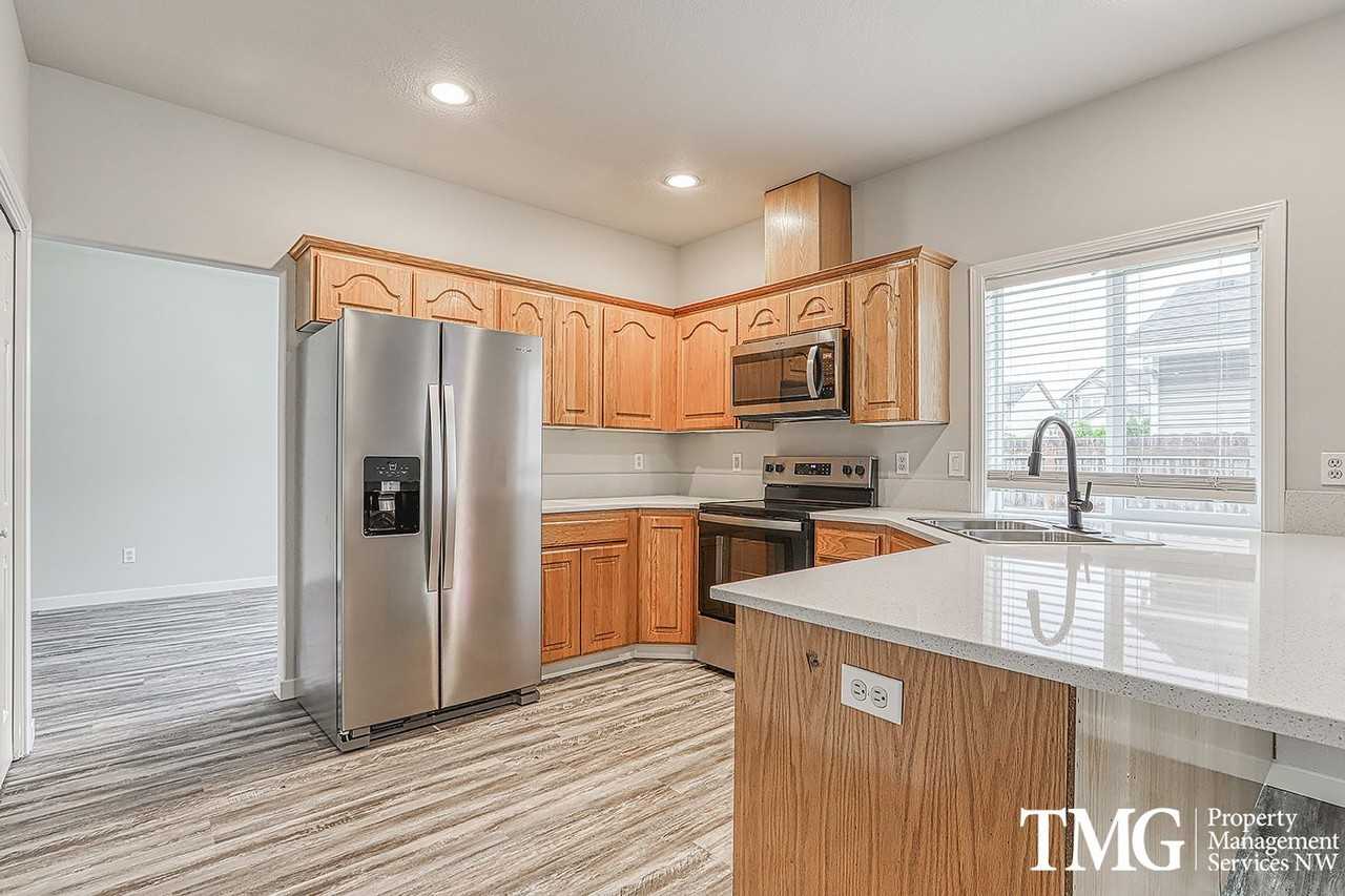 8802 Ne 84th St - Photo 6 of 32