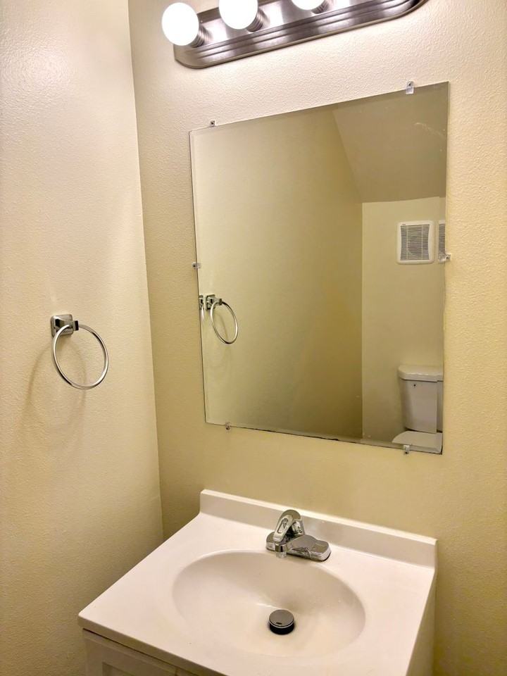 6110 Se 128th Ave - Photo 4 of 28