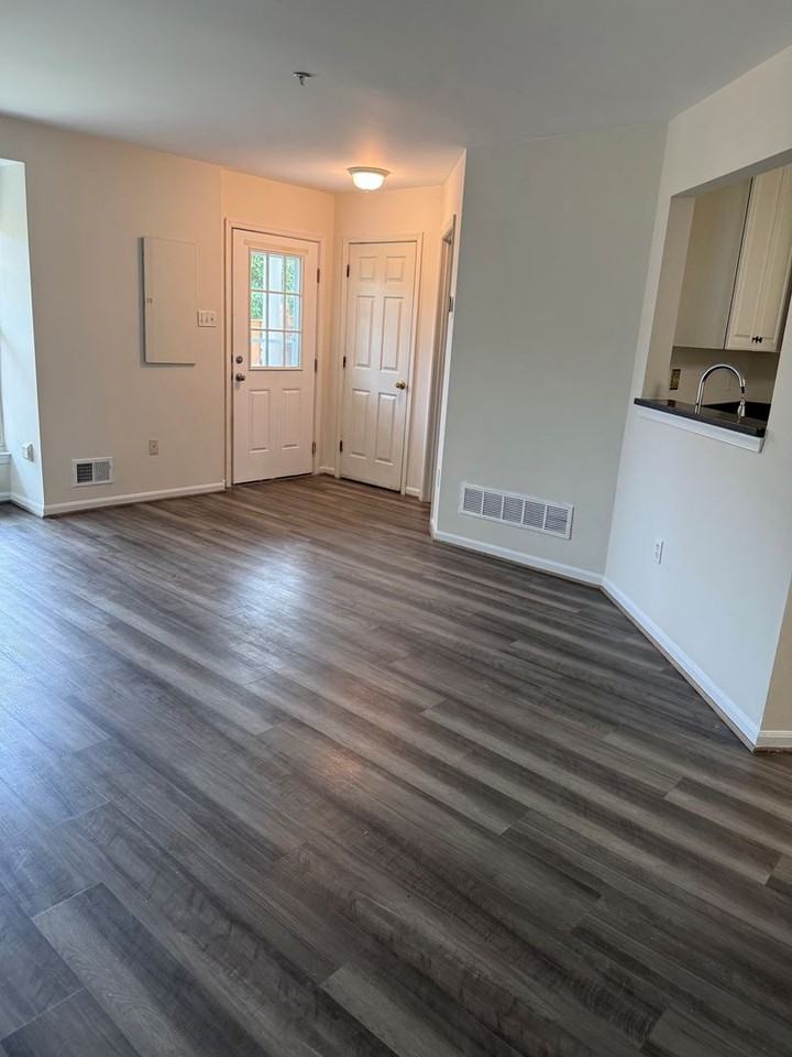 5704 Duke Ct - Photo 4 of 35