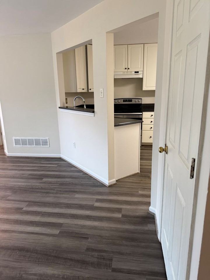5704 Duke Ct - Photo 6 of 35
