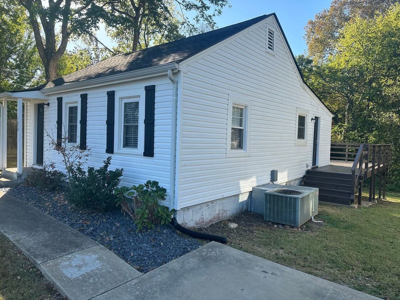 1238 Commerce St - Photo 4 of 7
