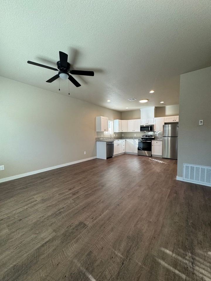 506 E Walnut St - Photo 3 of 16