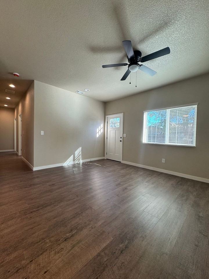 506 E Walnut St - Photo 4 of 16