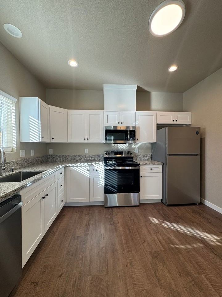 506 E Walnut St - Photo 5 of 16