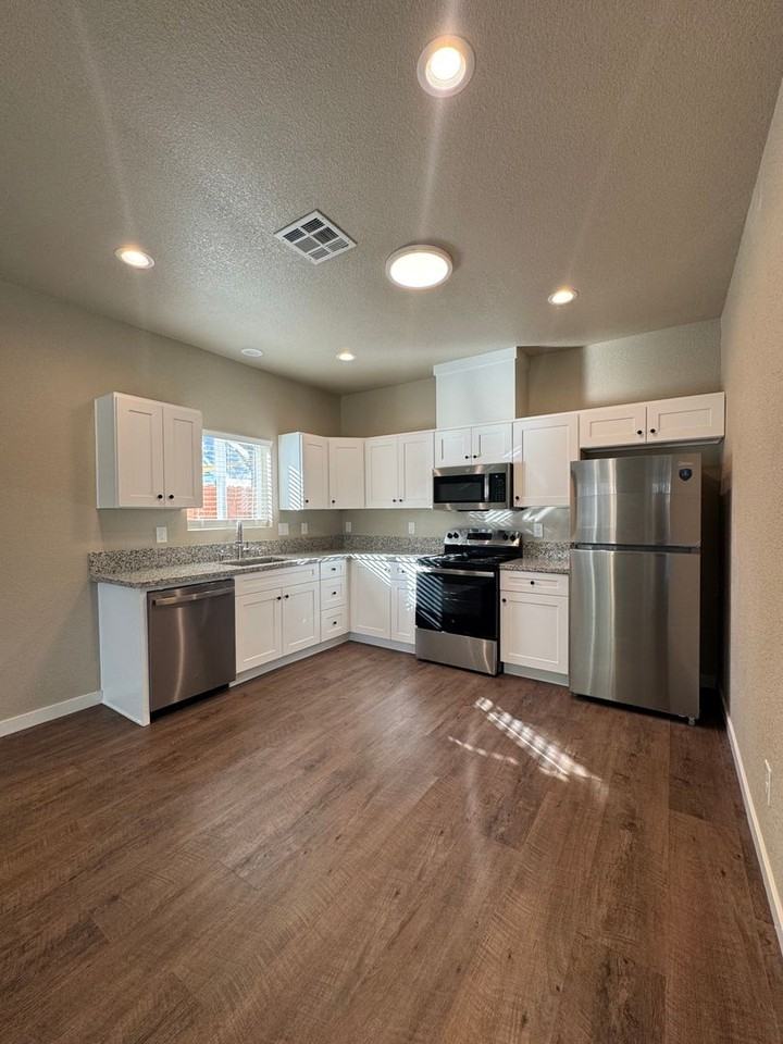 506 E Walnut St - Photo 6 of 16