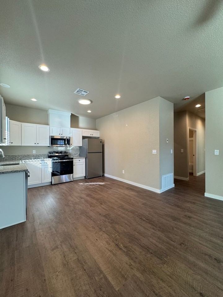 506 E Walnut St - Photo 7 of 16