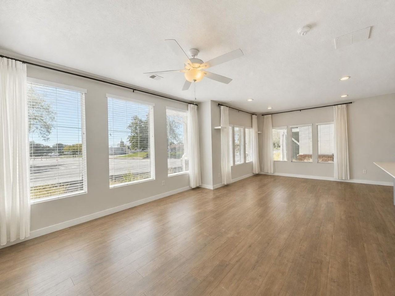 323 W 25 N - Photo 2 of 28