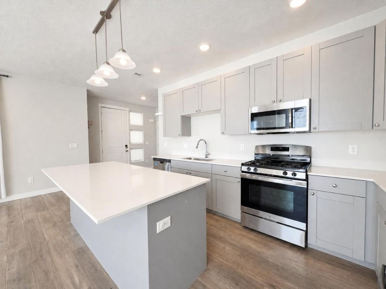 323 W 25 N - Photo 3 of 28