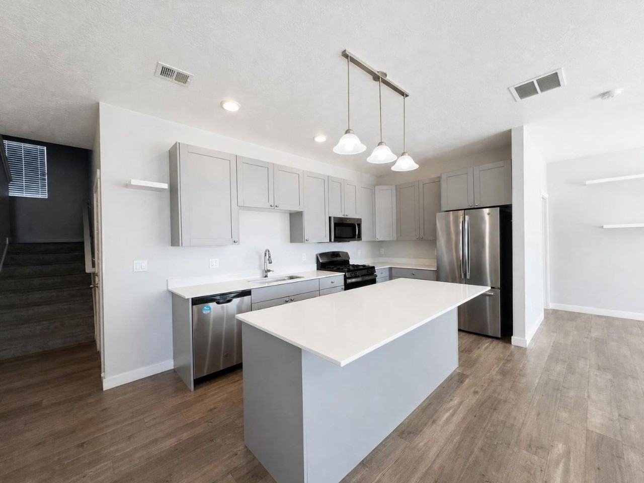 323 W 25 N - Photo 4 of 28