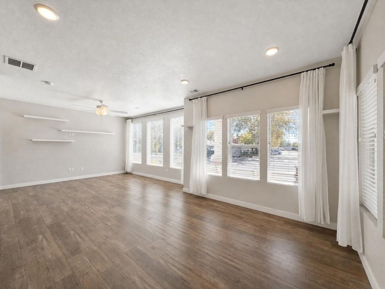 323 W 25 N - Photo 5 of 28