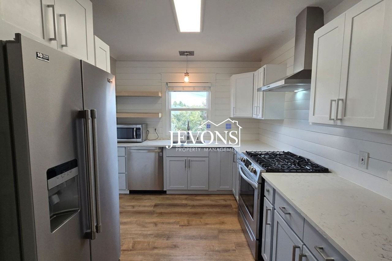 4309 Hillcrest Dr - Photo 2 of 18