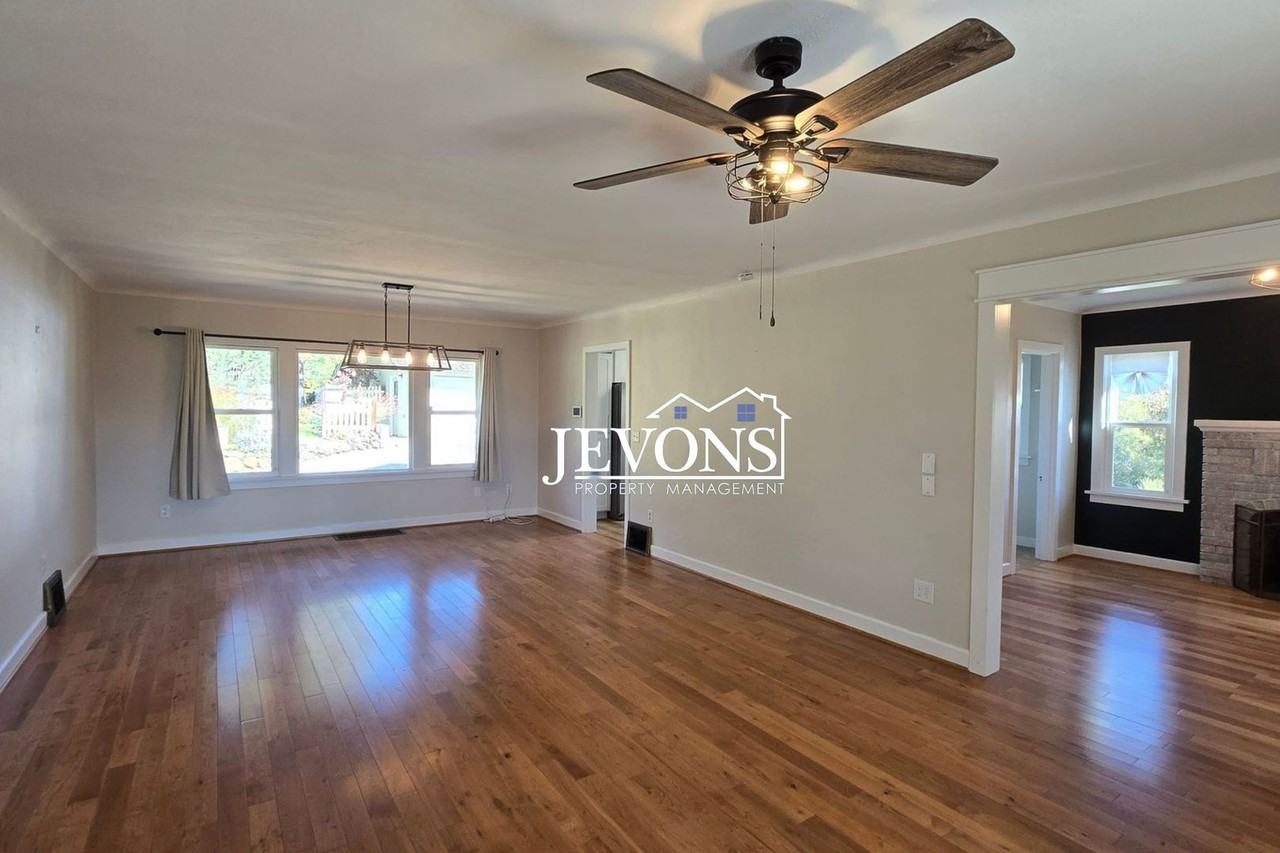4309 Hillcrest Dr - Photo 4 of 18
