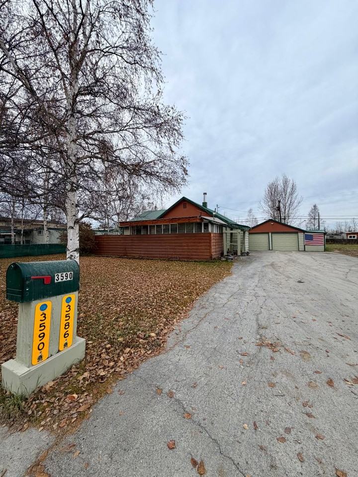 3590 Lakeview Dr