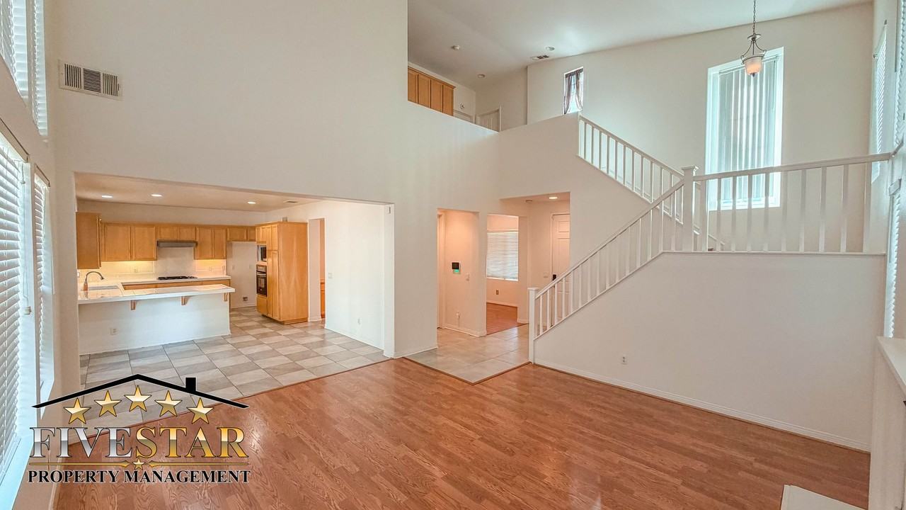 10410 Titanium St - Photo 5 of 36