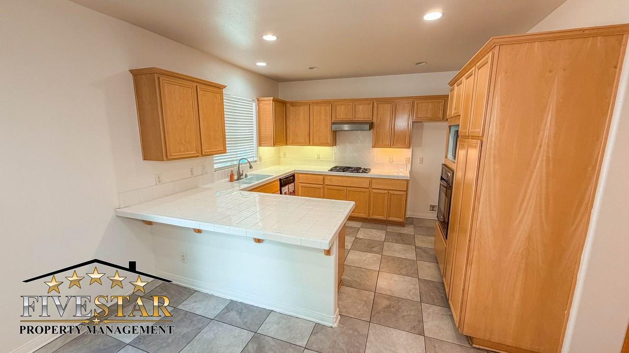 10410 Titanium St - Photo 6 of 36