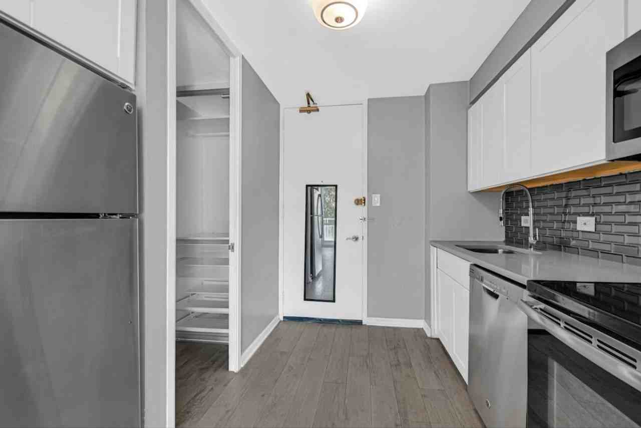601 E 32nd St - Photo 3 of 19