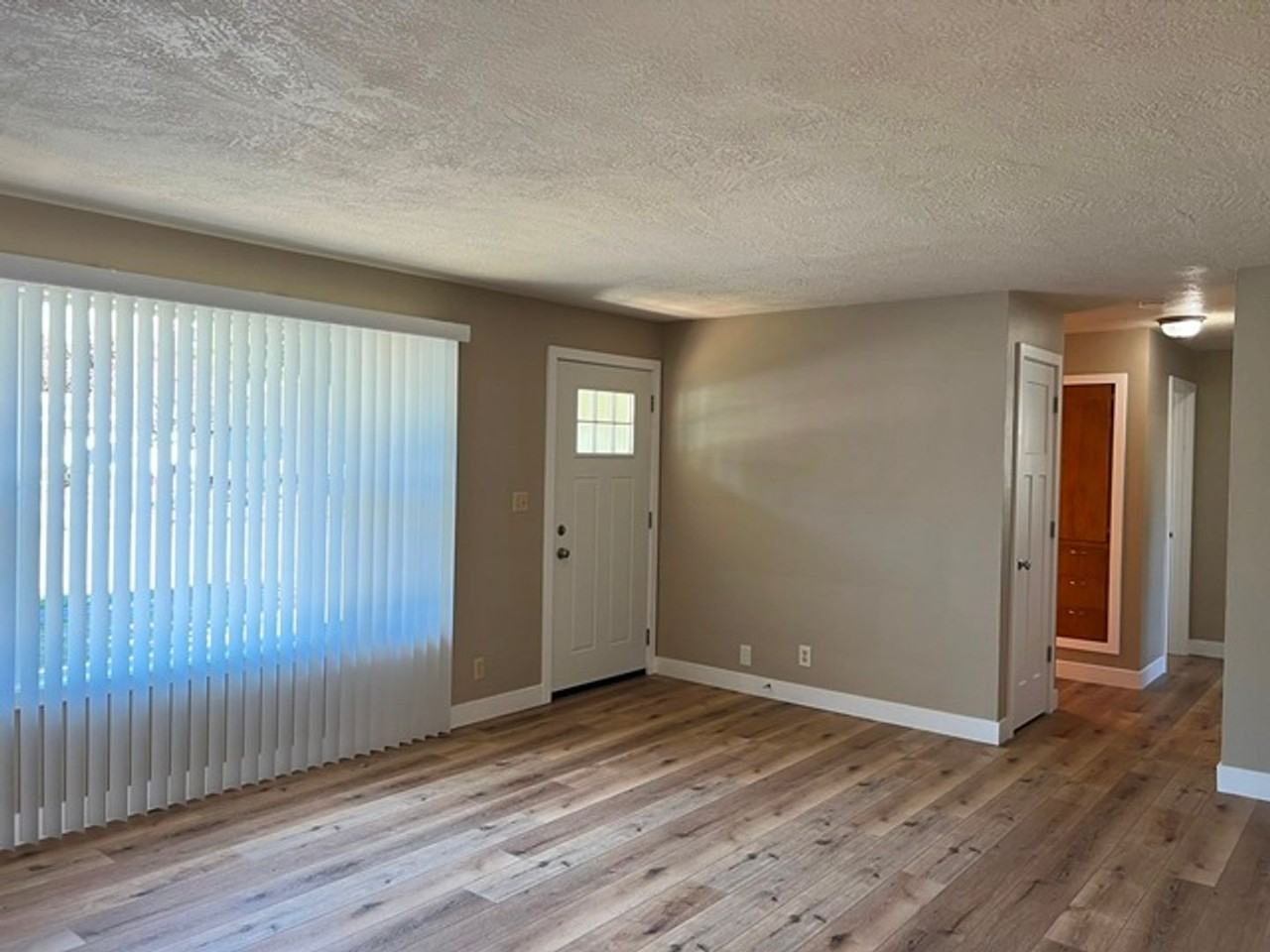 4710 12th Ave Ne - Photo 4 of 36