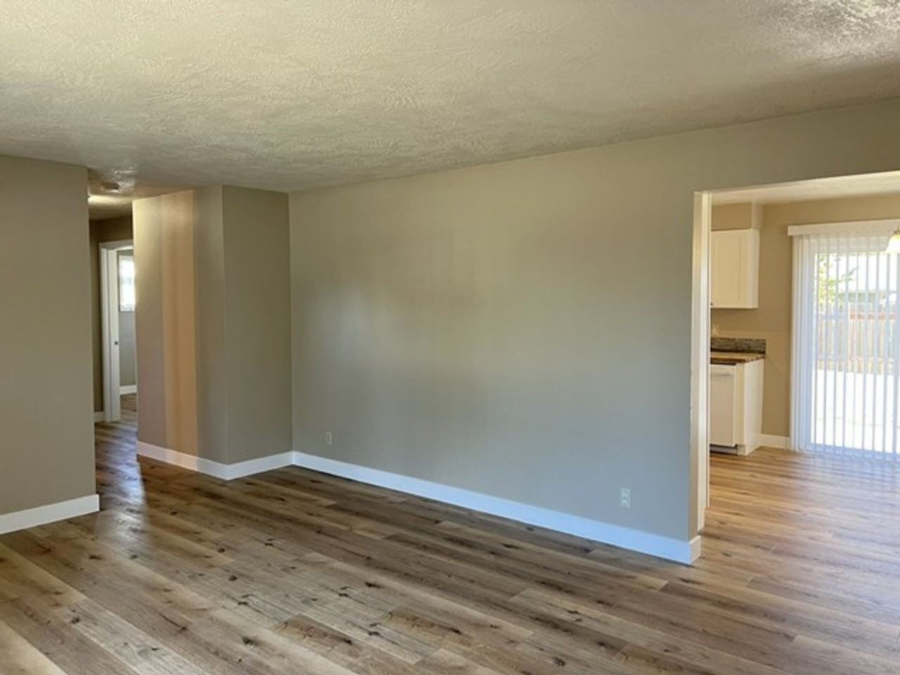 4710 12th Ave Ne - Photo 6 of 36