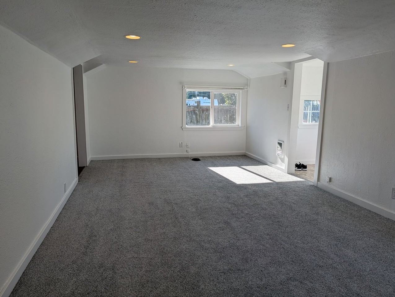 13915 Holly Ln - Photo 3 of 8