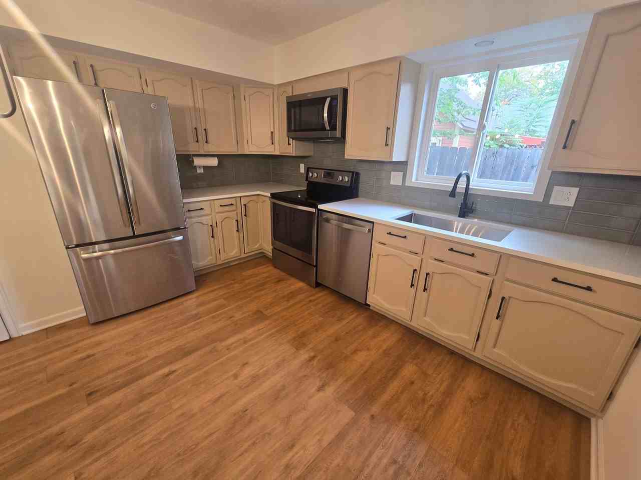 545 E 11th St - Photo 7 of 40