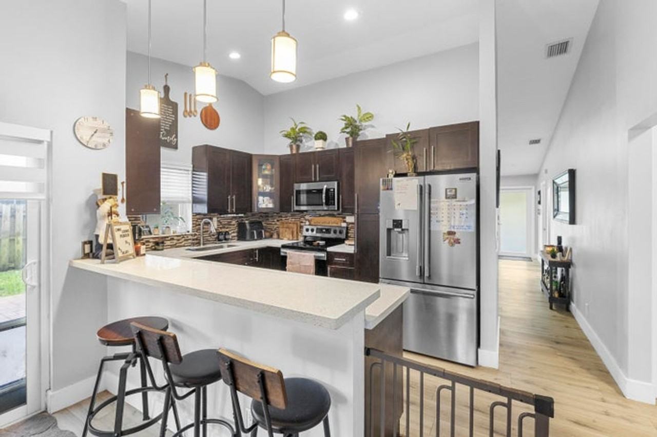 5318 Nw 93rd Ave - Photo 4 of 19