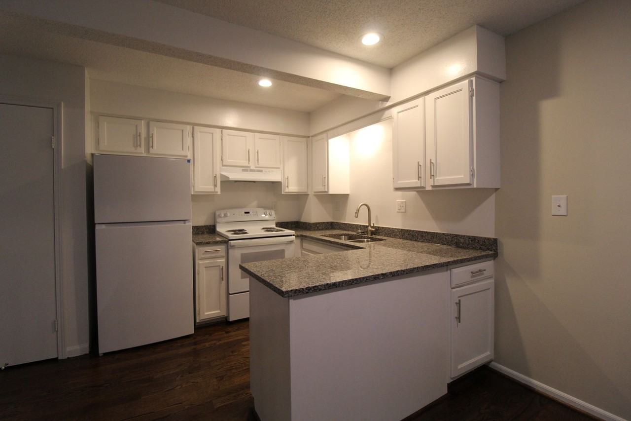 107 S Saxony Dr - Photo 3 of 13