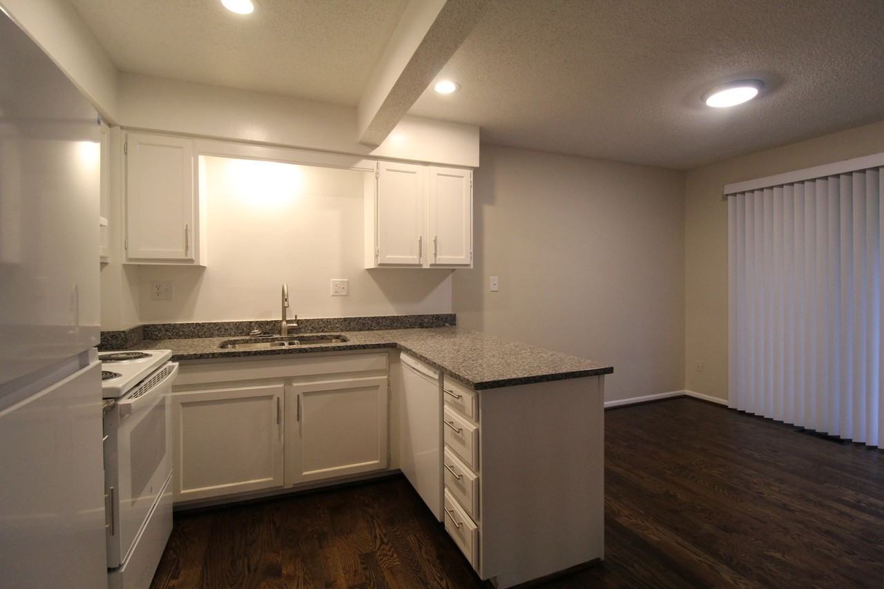 107 S Saxony Dr - Photo 4 of 13