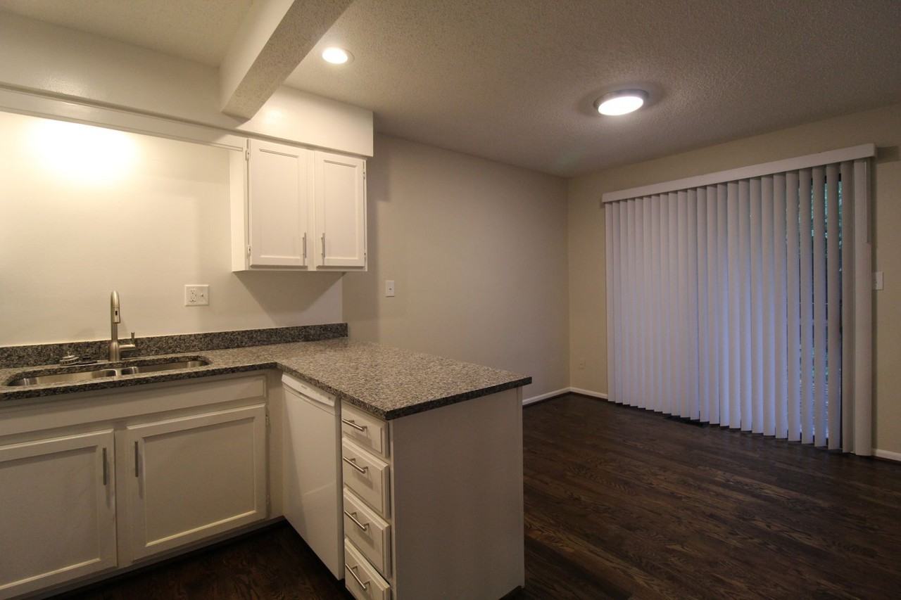 107 S Saxony Dr - Photo 5 of 13