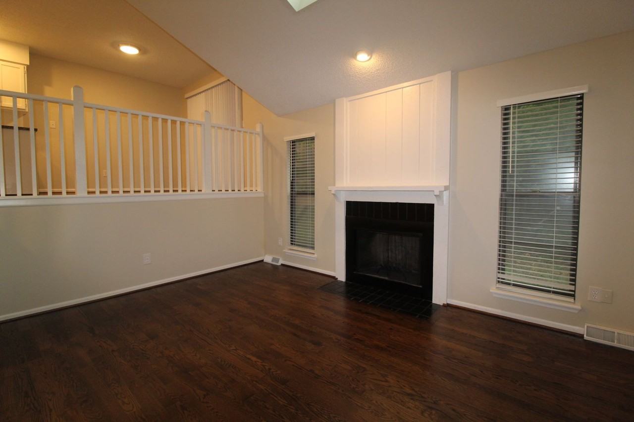 107 S Saxony Dr - Photo 6 of 13