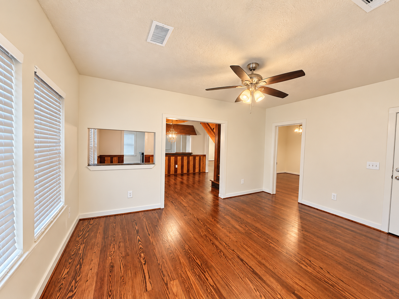 317 E Locust St - Photo 3 of 21