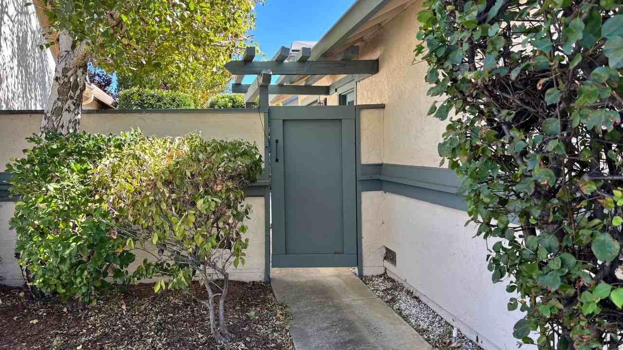 880 Malibu Dr - Photo 2 of 26