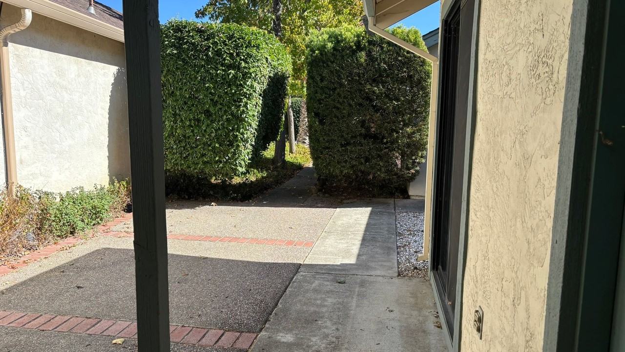 880 Malibu Dr - Photo 3 of 26