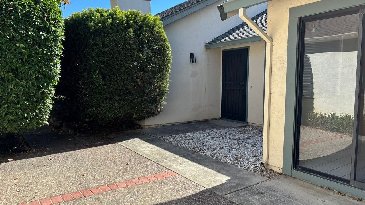 880 Malibu Dr - Photo 4 of 26