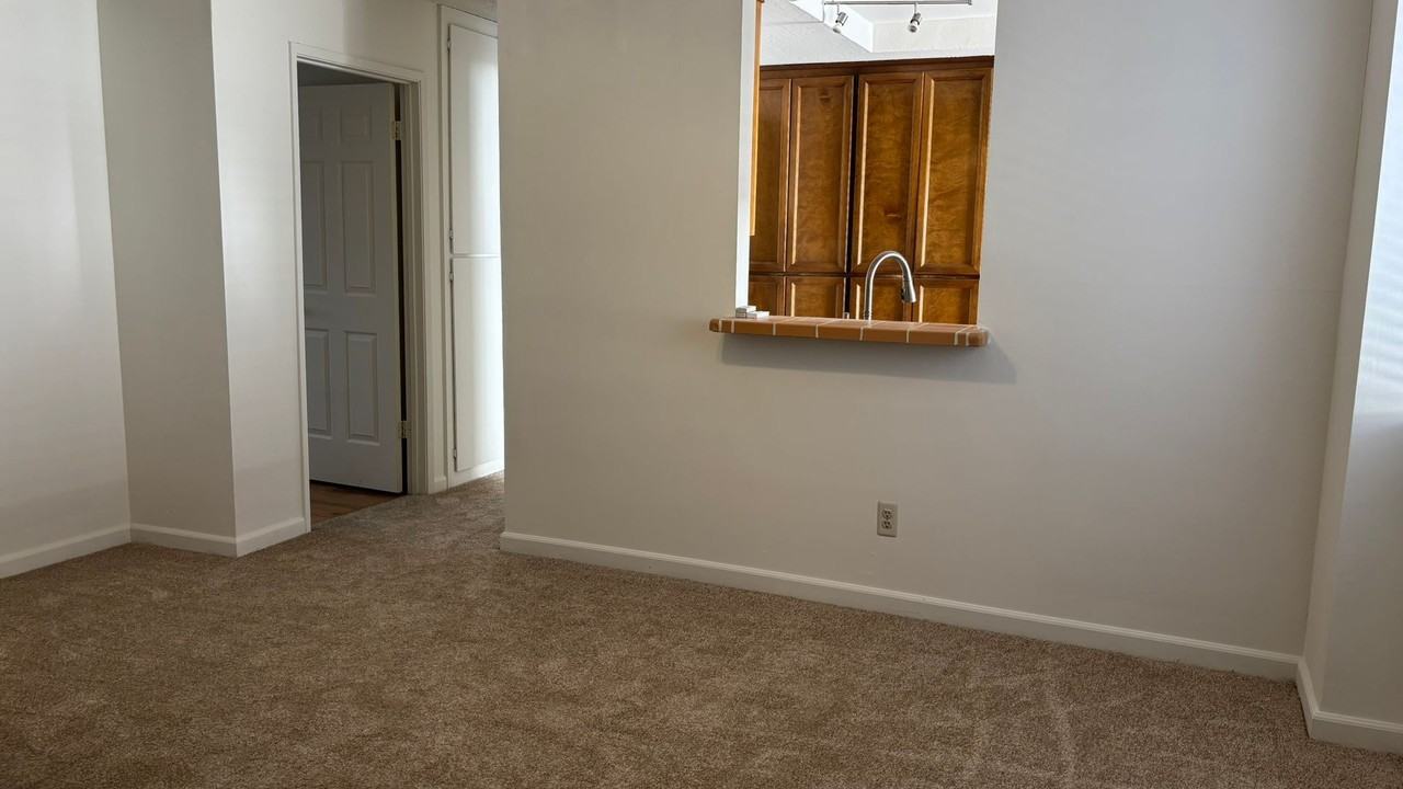 880 Malibu Dr - Photo 5 of 26