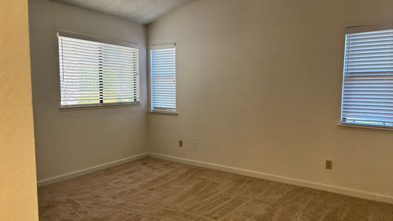 880 Malibu Dr - Photo 7 of 26