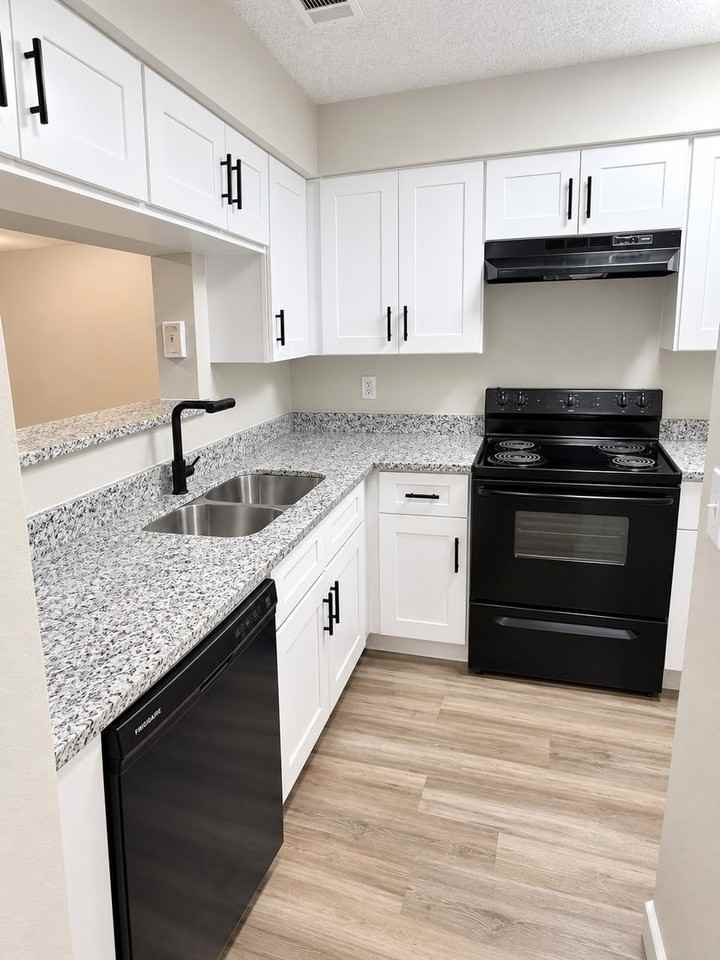 224 Afton Sq - Photo 4 of 24