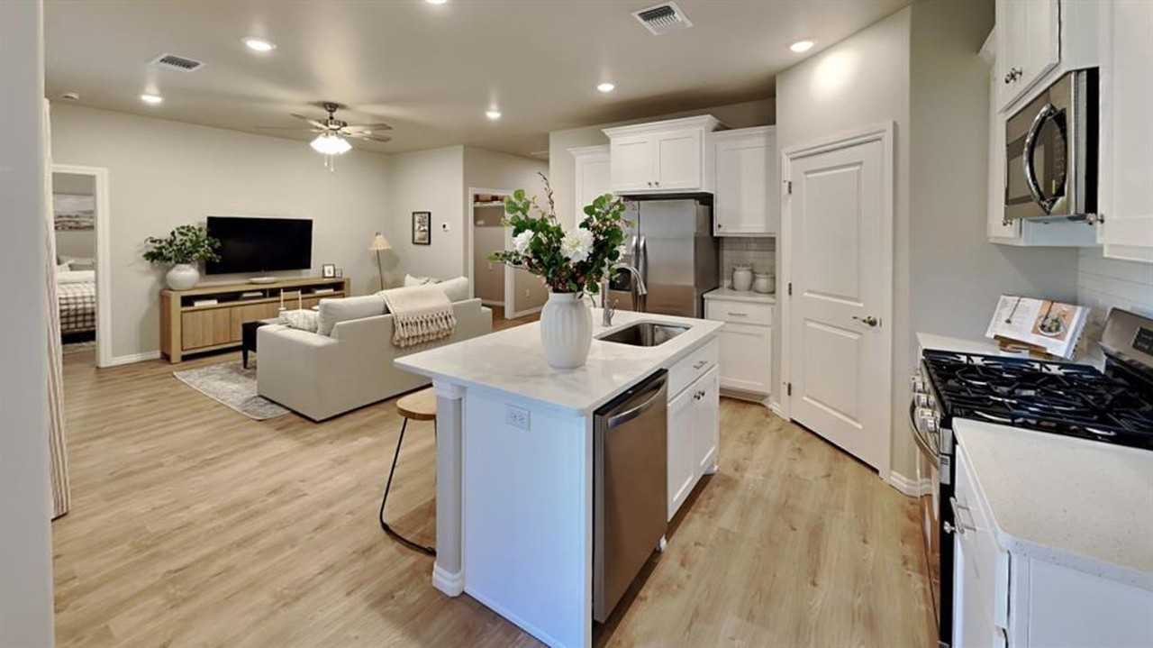 6800 Labelle Dr - Photo 4 of 25